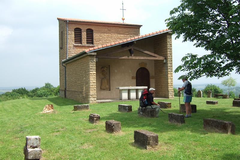 3-4-14 Maginotlinie bei Hackenberg.JPG - ... und Kapelle mit Sitzbänke zum "Innehalten"